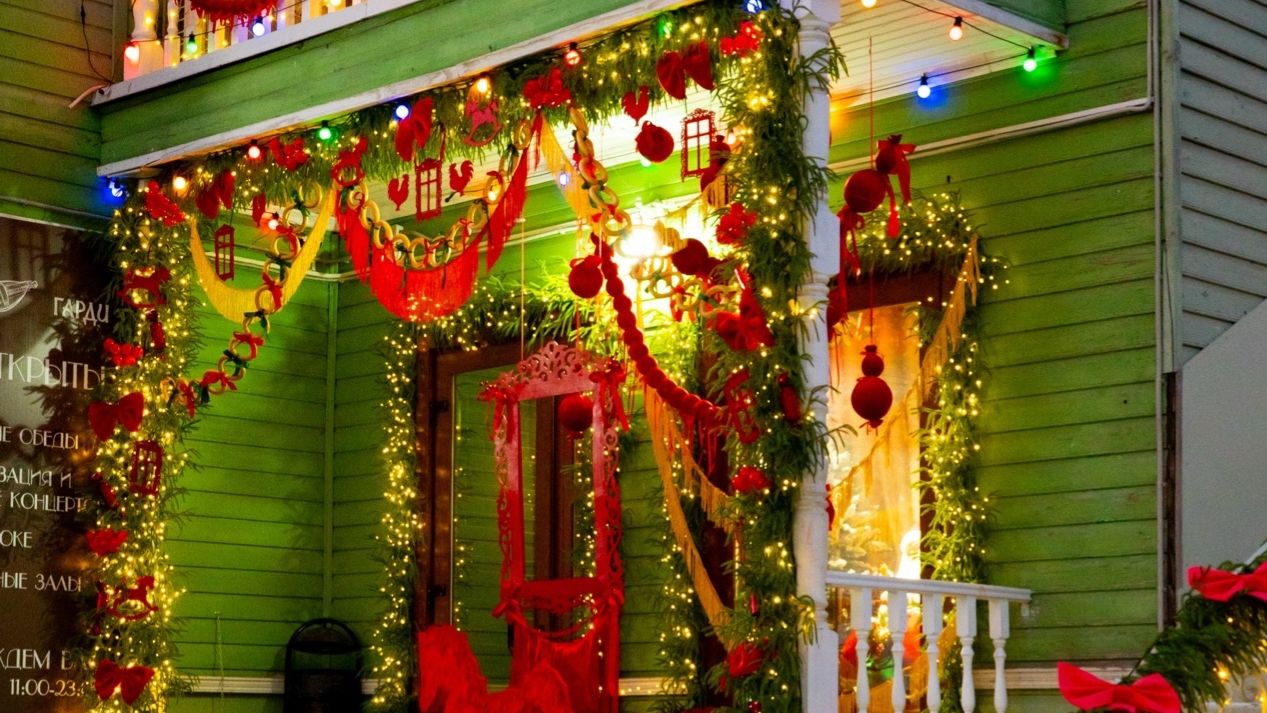 Ёлочка наряжена и вся в снегу. смотреть онлайн