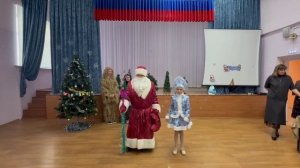 Ёлка в нашем поселке/ Праздник у детей/ Новый год стучится в дверь!