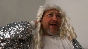 Ждёт детишек Дед Мороз красный нос