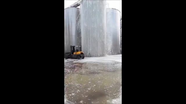 В Италии лопнула цистерна с вином и вылилось почти 30 т? смотреть онлайн