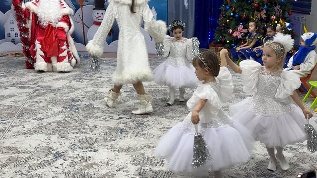 Танец снежинок на детском утреннике в саду Эврика. Декабрь 25 год