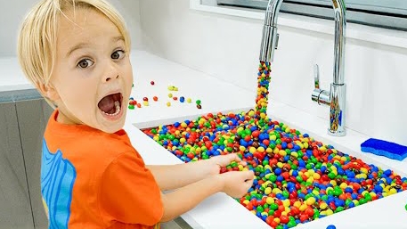 Ребенок играет с волшебным краном!! смотреть онлайн