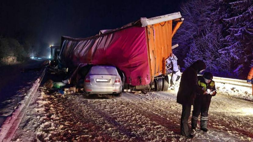 Два человека погибли в столкновении трех грузовиков под Вологдой смотреть онлайн