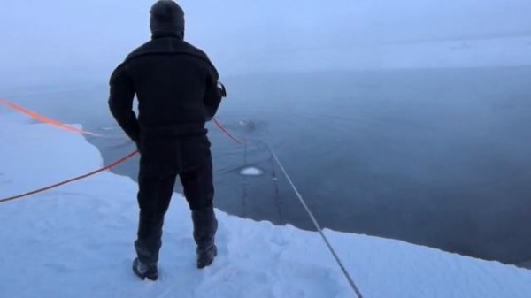 Сотрудники Службы спасения Якутии проводят работы на месте провала автомобиля под лед Лены в Якутске