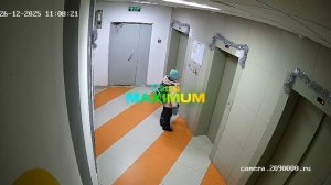 Реакция соседей на наклейки и мешуру в подъезде