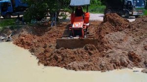 Удаление пруда с помощью самосвала и бульдозера | Проект по засыпке земли в сельской местности