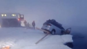 В Якутске восемь человек провалились под лед с автомобилем, есть погибшие