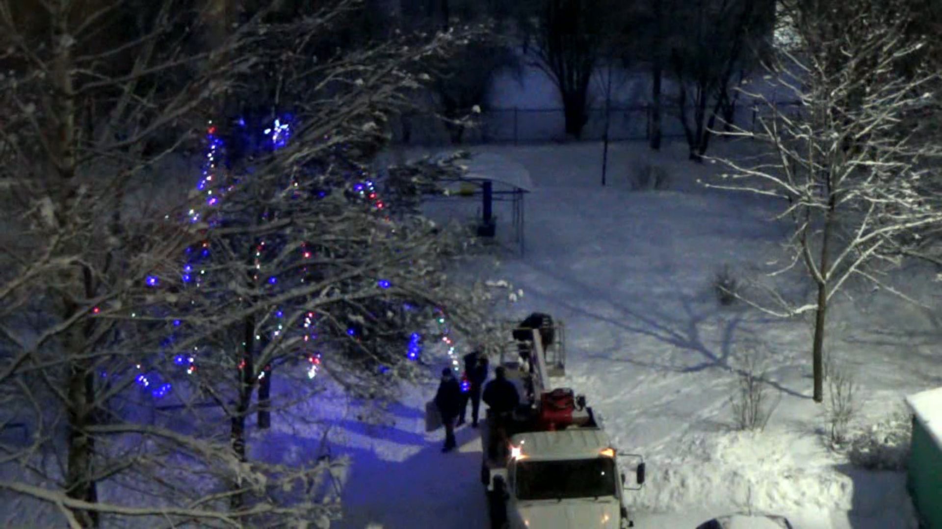 Установка новогодних украшений во дворе дома №4 в Ефимьево. Город Вязники 26.12.2025 смотреть онлайн