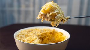 Салат с отварной грудкой, ананасом и грецким орехом