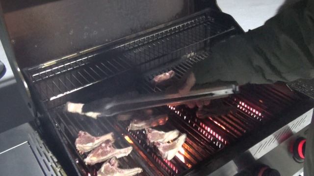 ПОЗДРАВЛЕНИЕ С НОВЫМ ГОДОМ!) ЖАРИМ БАРАНЬЮ КОРЕЙКУ НА ГАЗОВОМ ГРИЛЕ PRIMELINER!) смотреть онлайн