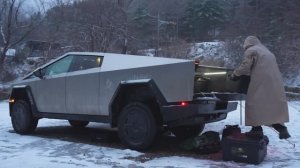 Зимний кемпинг в снег и дождь за рулём TeSla CyberTruck