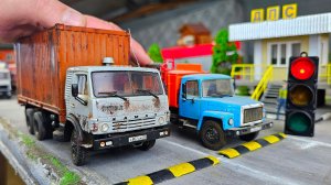 Грузовики проезжают лежачий полицейский. Про машинки