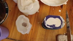 Разводим гипс и заливаем в формы.