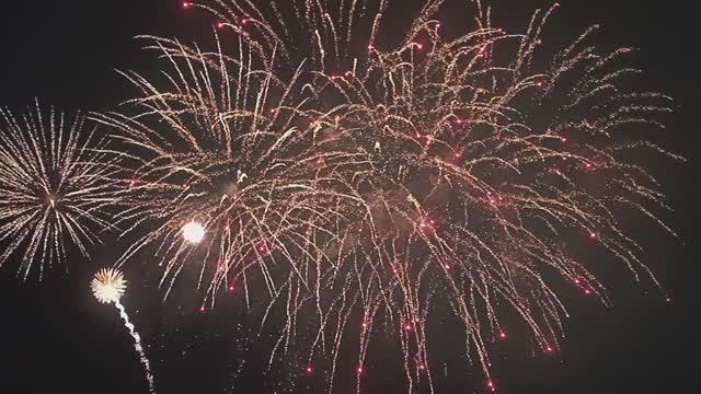 Мощный и красивый салют. Профессиональный фейерверк в коттеджах. Люсткугельные батареи. Мощь. смотреть онлайн