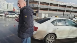 🔥НАГЛЫЙ БОМБИЛА ВРЁТ И ДАЛ ДЁРУ У Ж/Д ВОКЗАЛА🔥