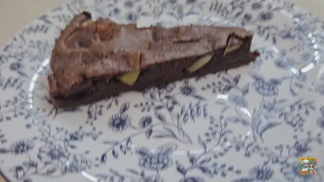 Шоколадная шарлотка с яблоками: быстрый и аппетитный десерт