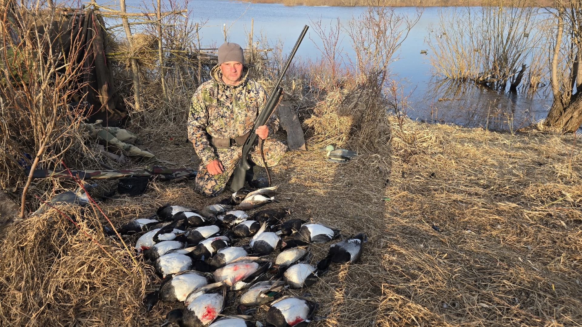 ЛУЧШАЯ ОХОТА НА СЕВЕРНУЮ УТКУ. СТВОЛЫ НЕ УСПЕВАЛИ ОСТЫВАТЬ. ОХОТА С НАПАРНИКОМ НА СЕВЕРЕ. смотреть онлайн