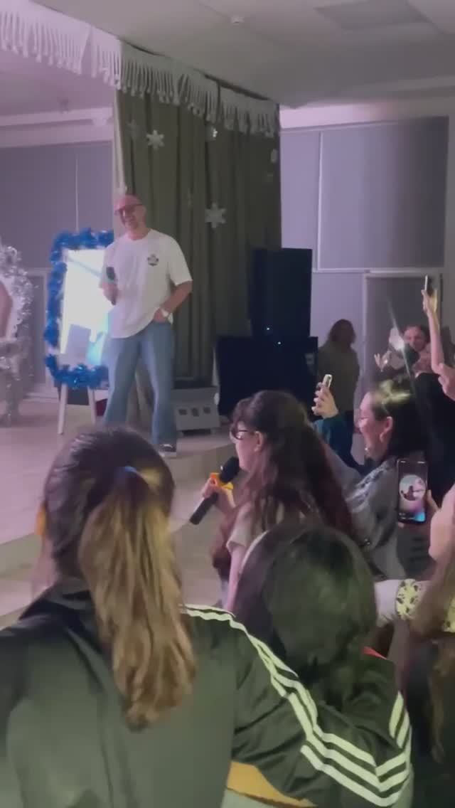 ДИСКОТЕКА 90-Х В ШКОЛЕ 45. 25 Декабря, 2025 года. В 19:00. Дубина Алёнушка поёт песню в микрофон.