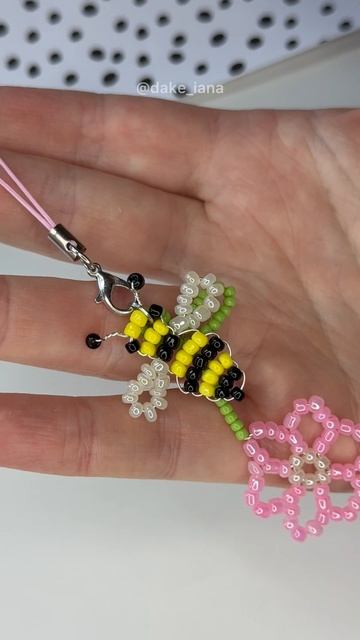 Как сделать брелок в виде пчелы и цветка из бисера | Пошаговая инструкция 👉🏼RUTUBE: dake_iana смотреть онлайн