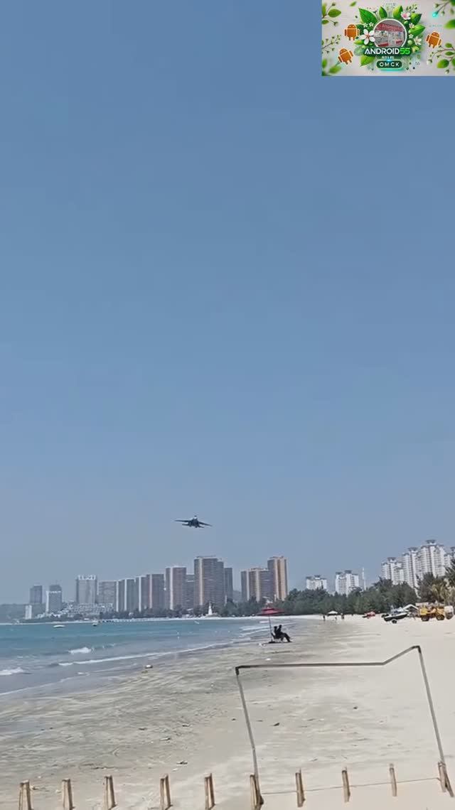 J-16 пролетел над пляжем на сверхмалой высоте🤪 смотреть онлайн