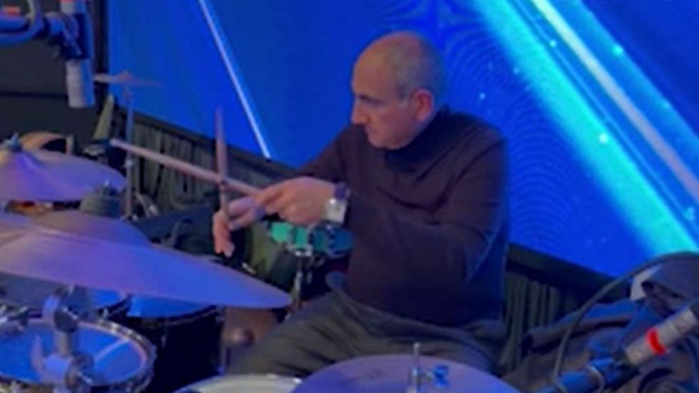 Пашинян сыграл на ударной установке смотреть онлайн