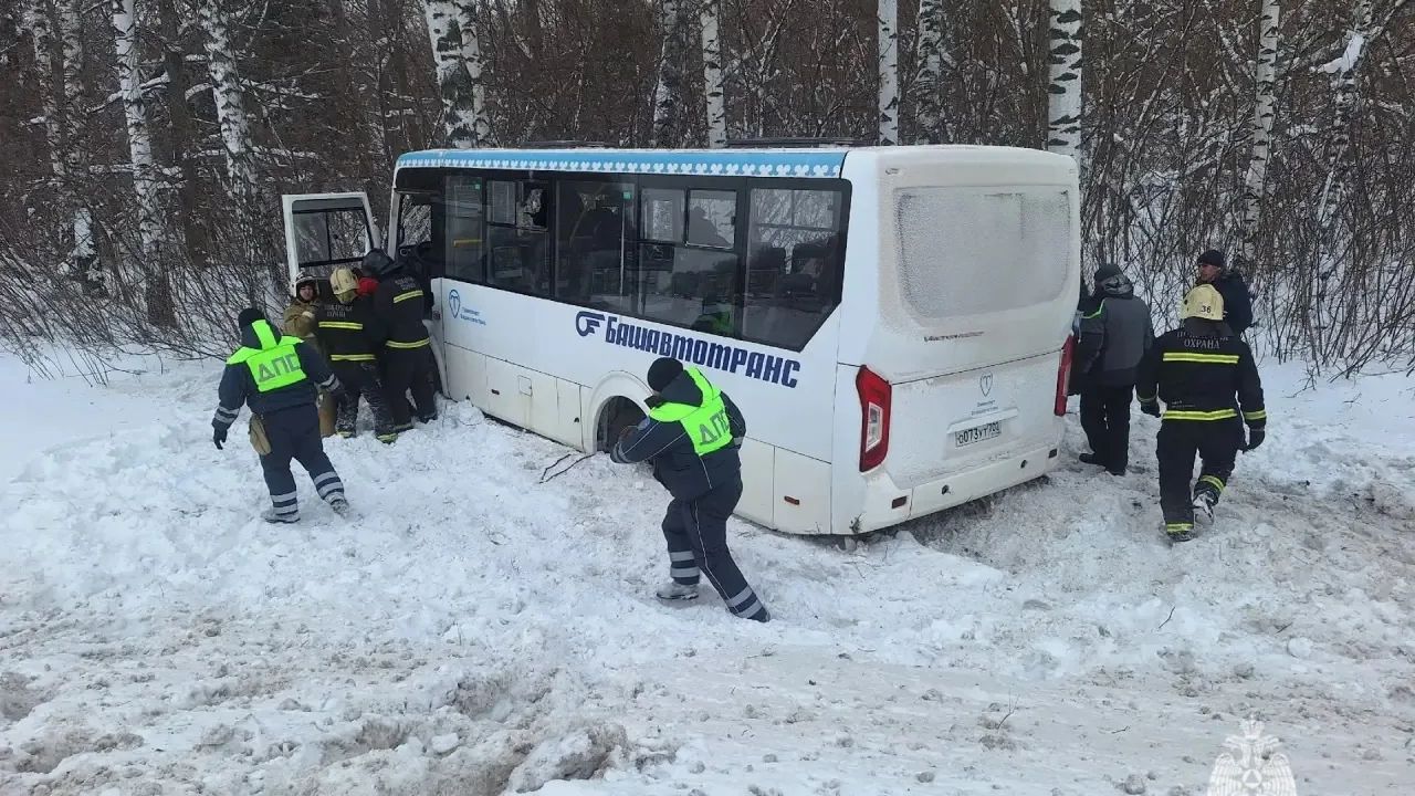 Автобус с пассажирами съехал в кювет в Башкирии: пострадали трое смотреть онлайн