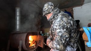 СПАС ЕГО ОТ ЛЮТОЙ СМЕРТИ! НОЧУЮ В ТАЙГЕ В ДЫРЯВОЙ ЖЕЛЕЗНОЙ ИЗБЕ В -30