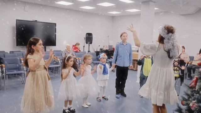 Российский Дед Мороз и Снежинка