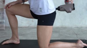 Массаж ягодиц перкуссионным массажером BODYGUN || Инструк