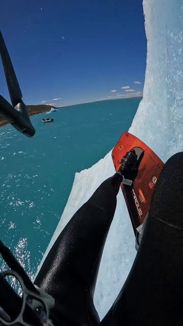 🌊💨 Айсберг впереди, доска под ногами - кайтсёрфинг на грани эпоса! смотреть онлайн