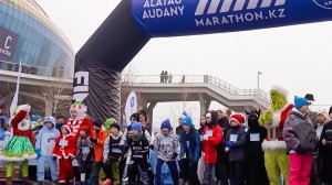 Тысячи семей с детьми вышли на новогодний забег в Казахстане