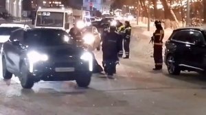 На улице Гончарова на пешеходном переходе автомобиль сбил девушку.   Сейчас на месте происшествия на