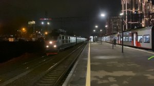 ЧС6-028 с поездом №747 Санкт-Петербург–Москва "Невский экспресс" пролетает платформу Останкино