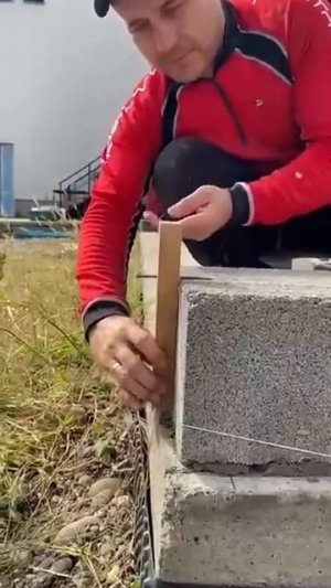 Простейшее приспособление для шнура при кладке стен