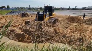 Масштабная мелиоративная операция: Бульдозер толкает камень, Большой самосвал разгружает камень🤯