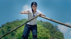 Постройте небольшой бамбуковый домик посреди леса.