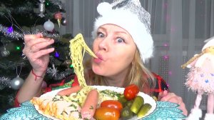 Мукбанг лапша чан рамен, сосиски и курица су-вид, соленья. Еда.