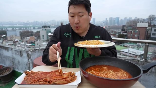Мукбанг по Корейски, кушаем и наслаждаемся. Кушаем на крыше лапку и острую капусту КИМЧИ смотреть онлайн