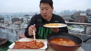 Мукбанг по Корейски, кушаем и наслаждаемся. Кушаем на крыше лапку и острую капусту КИМЧИ