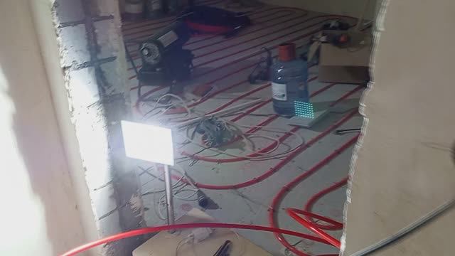 Продолжаем делать водяной тёплый пол . Замедленная съёмка . смотреть онлайн