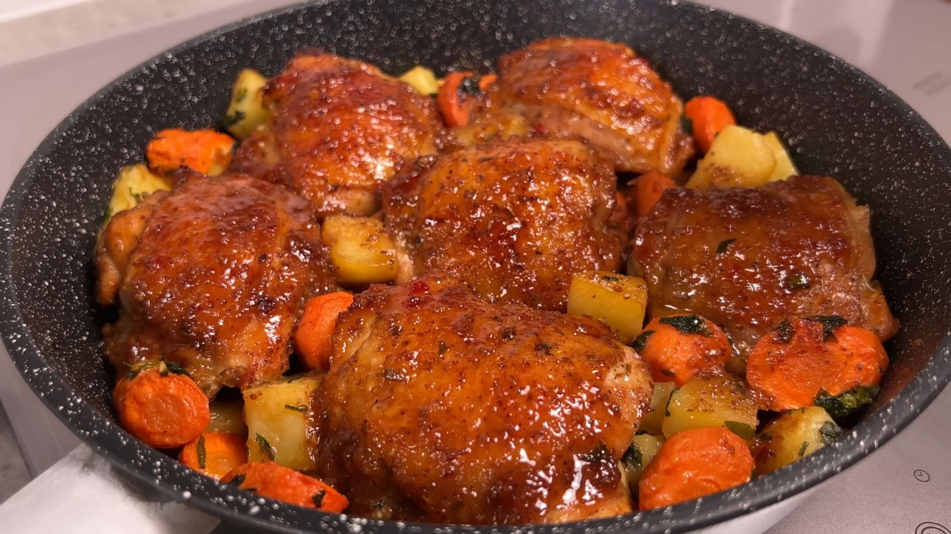 Курочка Пальчики оближешь! Очень сочные и вкусные куриные бедра на сковороде! смотреть онлайн