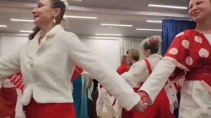 Зимняя песня "Снег кружится".Получился хоровод.