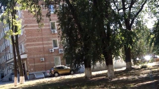 Сальск . люди ходят по поликлийнике и по городу смотреть онлайн