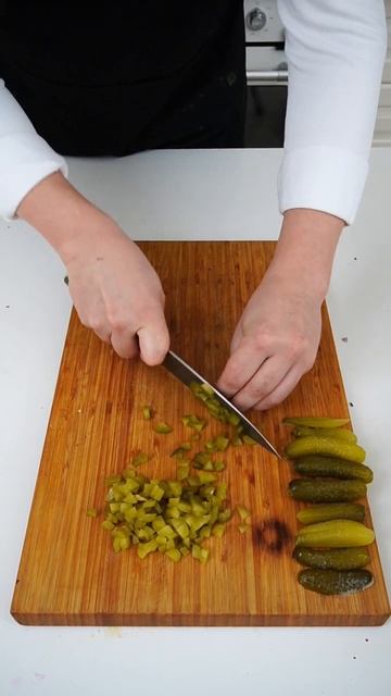 Традиционный оливье, но с современным акцентом: овощи готовим в су‑виде — вкус ярче, текстура нежнее смотреть онлайн