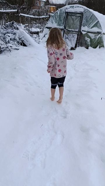 босичком по снегу😊 #зима #закаливание #деревенскаяжизнь #семьяидети