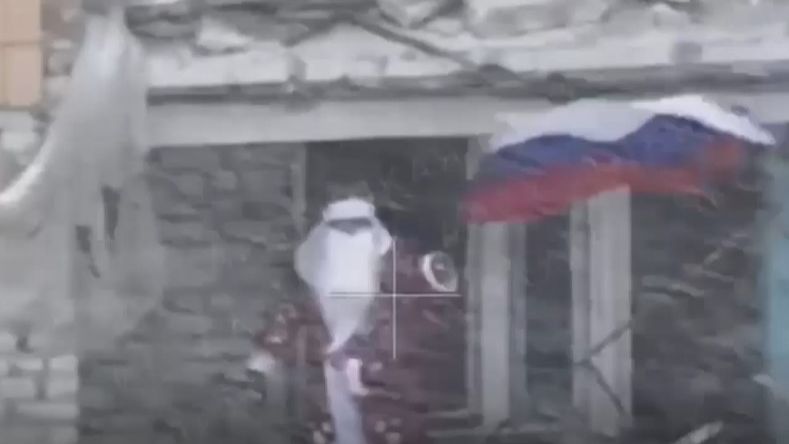 Деда Мороза с российским флагом засняли в освобожденном Димитрове смотреть онлайн