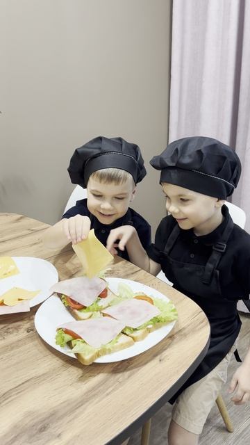 Марк и Мирон готовят сэндвич