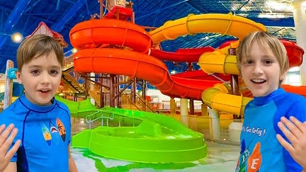 Дети в аквапарке играют и веселятся смотреть онлайн