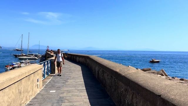 Позитано утопическая деревня на склоне горы прогулка по Италии смотреть онлайн