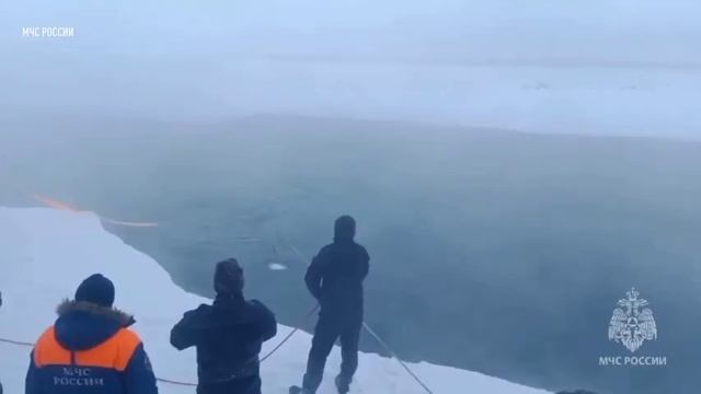 В результате провала автомобиля под лед реки Лена в Якутске погибли два человека смотреть онлайн